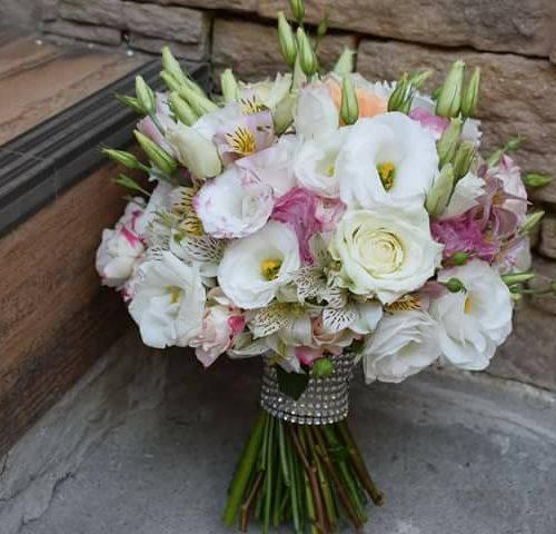 buchet eustoma si tandafri