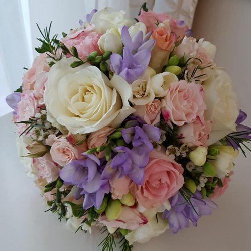 buchet trandafiri frezii wax flower