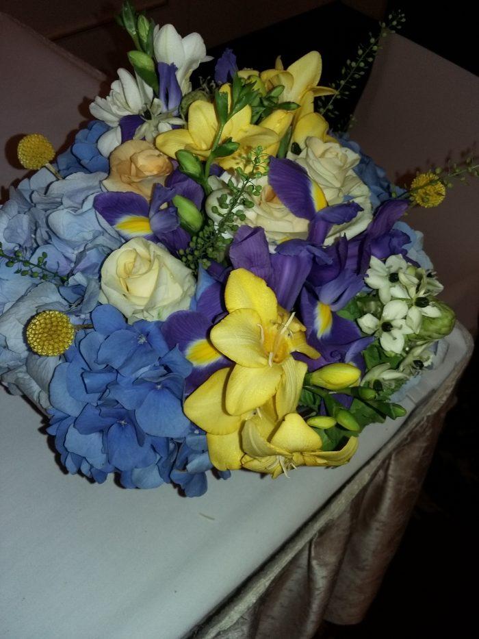 aranjament floral iris frezii hortensii2 scaled
